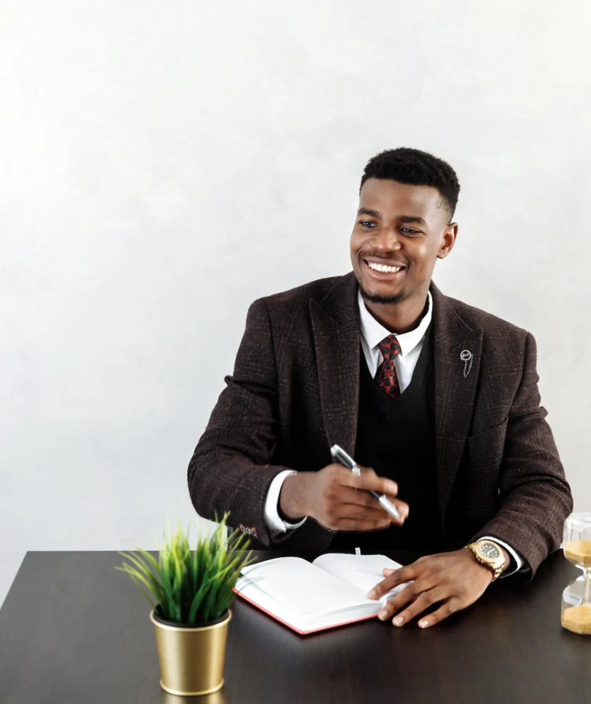 un banquier qui est en consultation avec ses clients