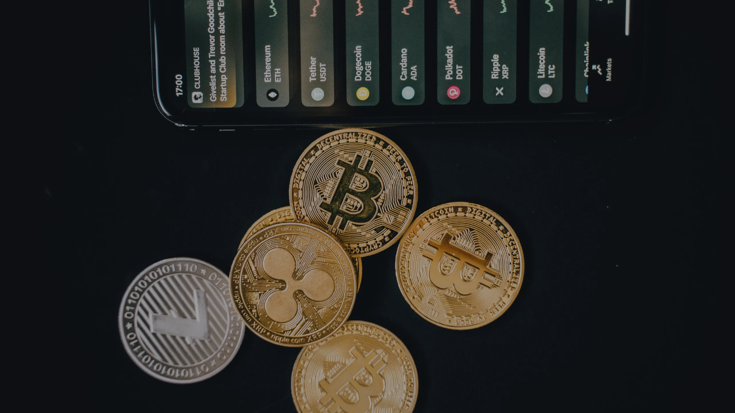 image avec un smartphone recevant des notifications et des pièces de cryptomonnaies